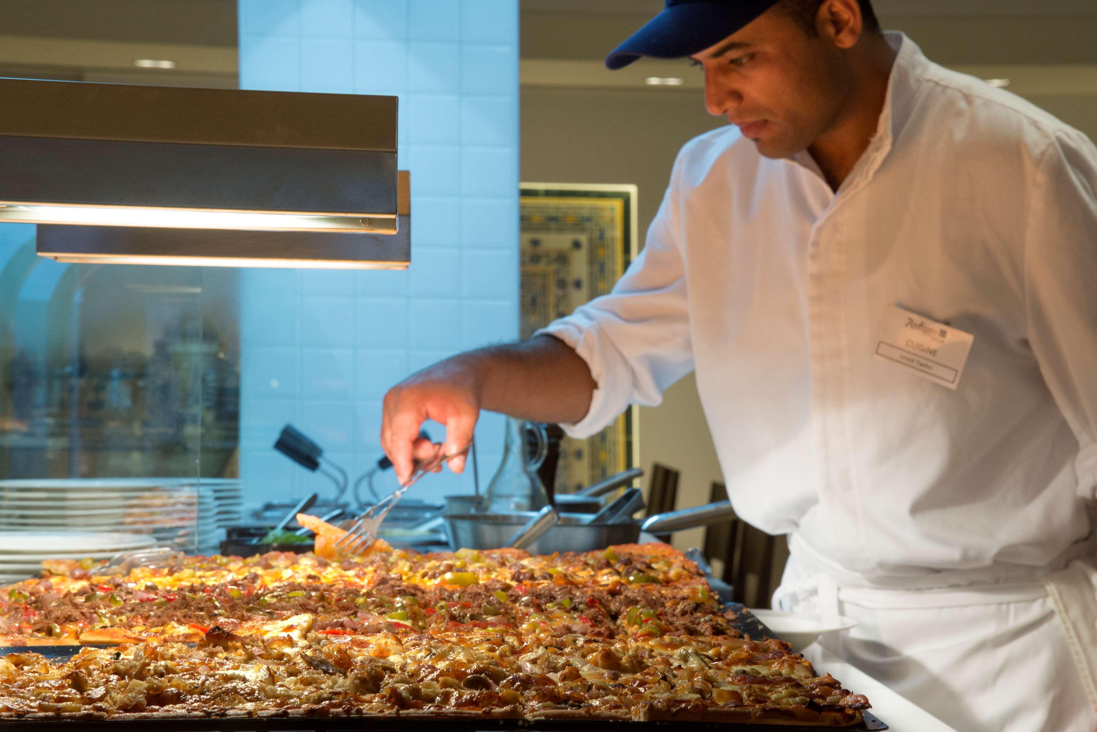Radisson Blu Resort & Thalasso Hammamet Eksteriør bilde A chef preparing food at a buffet