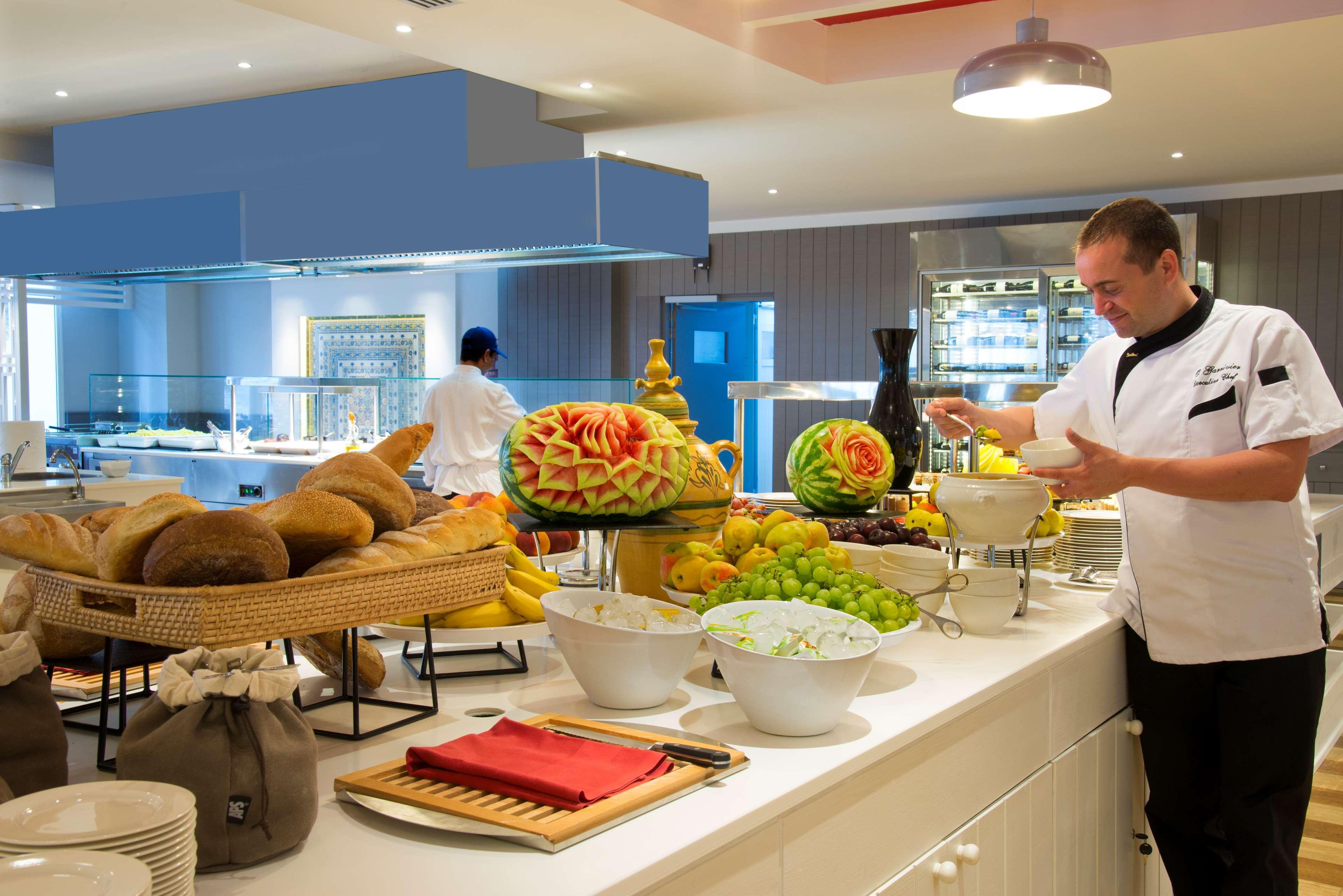 Radisson Blu Resort & Thalasso Hammamet Eksteriør bilde A buffet at a hotel