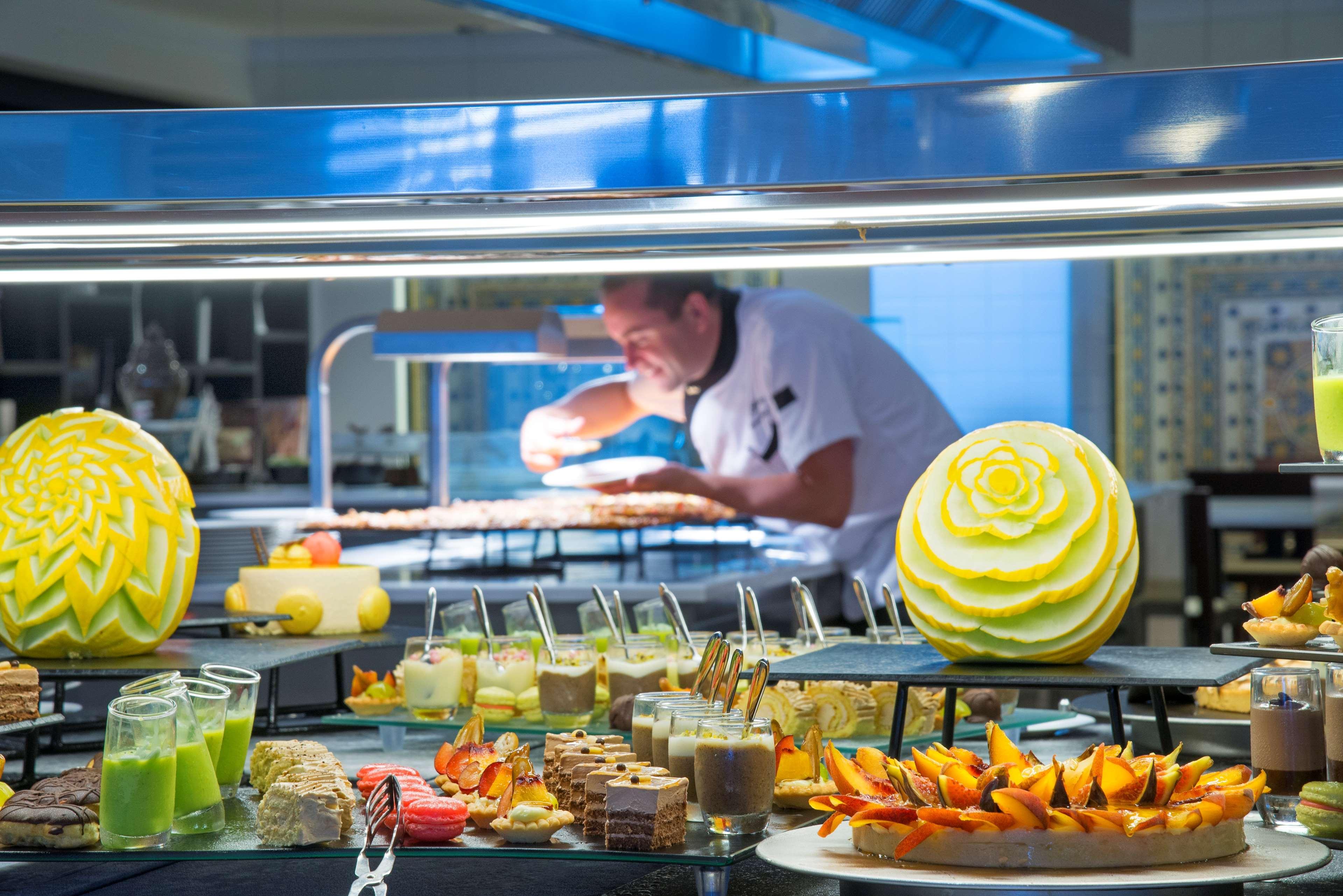 Radisson Blu Resort & Thalasso Hammamet Eksteriør bilde A buffet at a hotel