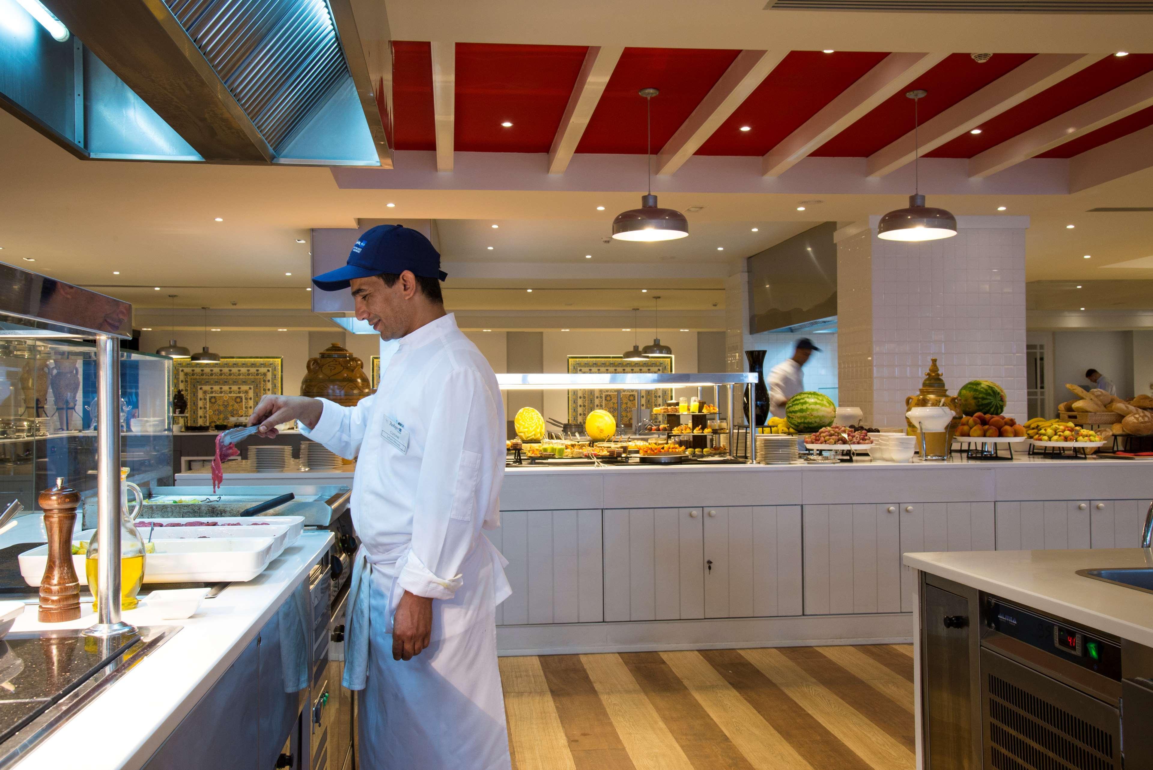 Radisson Blu Resort & Thalasso Hammamet Eksteriør bilde A cook working in a hotel kitchen